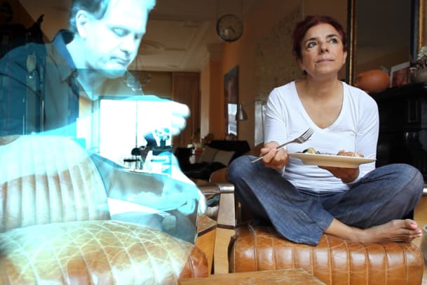 Liebe und KI: Diese Künstlerin hat einen Hologramm-Mann geheiratet