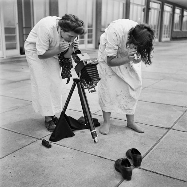 Schülerinnen der Fachklasse für Fotografie an der Kunstgewerbeschule Zürich bei praktischen Übungen, circa 1940.
