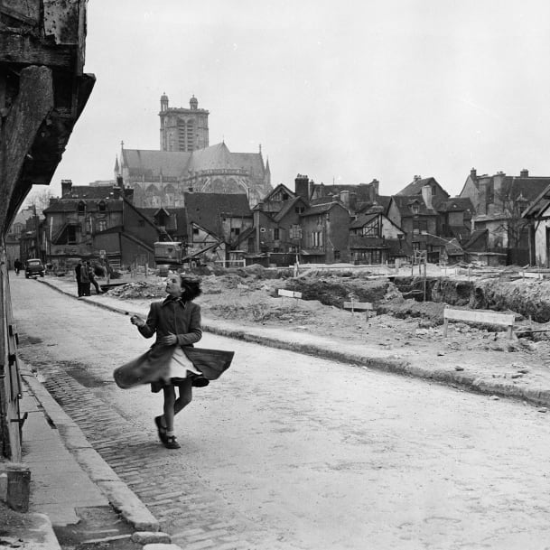 Junge Frau unterwegs in Troyes, Frankreich umm 1955