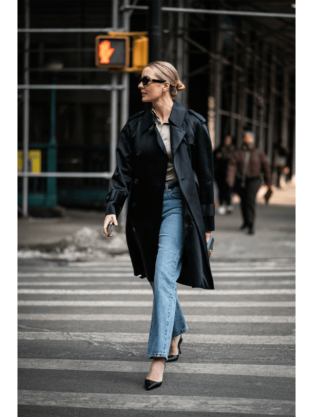 Frau in Jeans und schwarzem Mantel