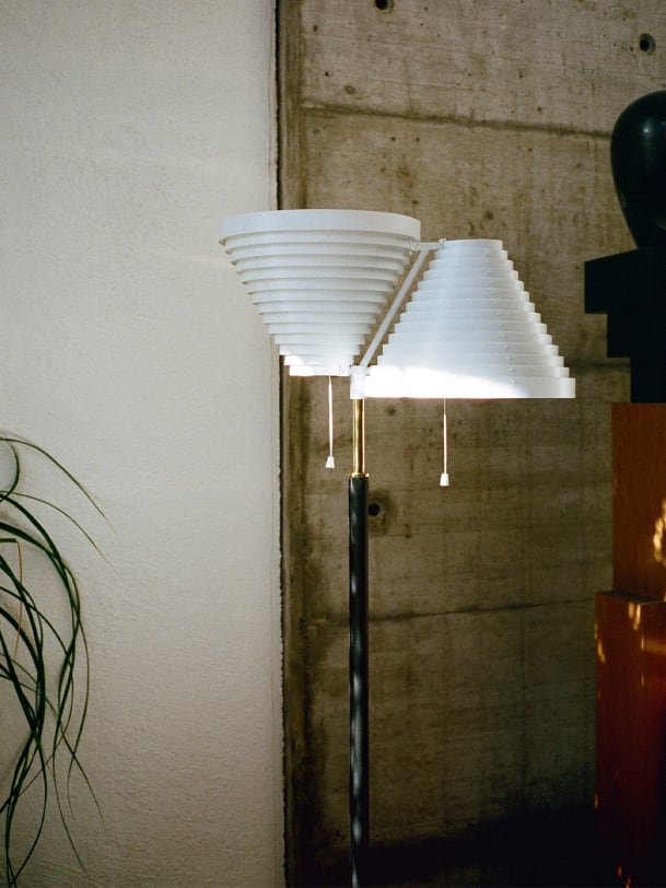 Stehlampe mit doppeltem Lampenschirm in grauweissem Wohnraum annabelle