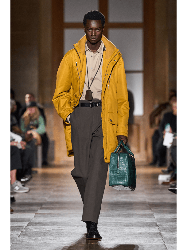 Mann in gelber Regenjacke