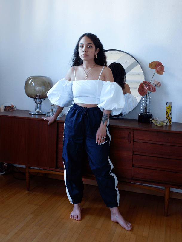 Jenni Tschugmell vor ihrem dänischen Sideboard zuhause in Zürich