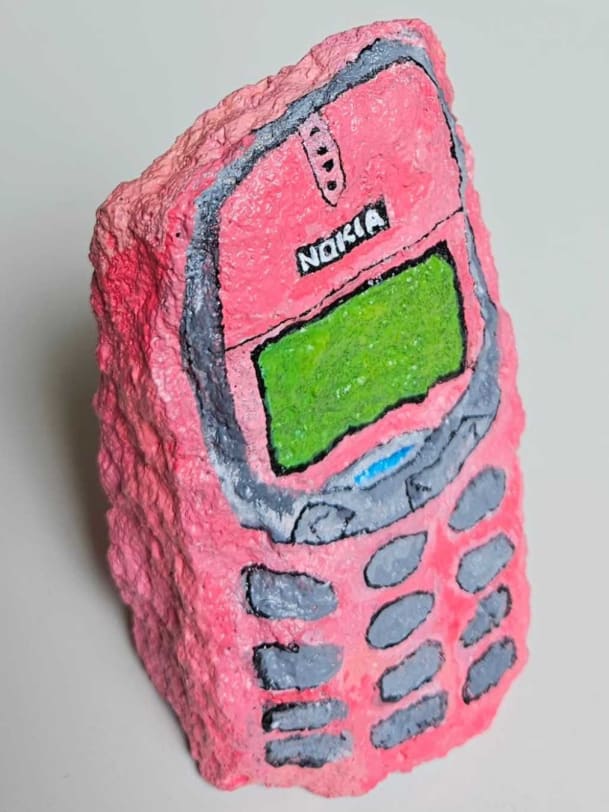 Kunstobjekt in Nokia-Form aus Stein