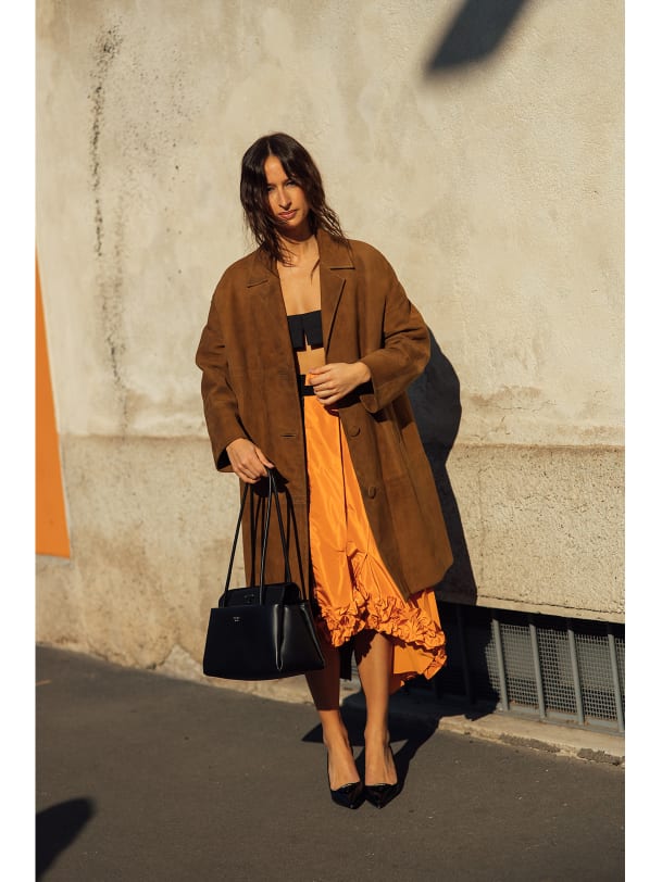 Frau Mailand Fashionweek in orangenen Rock