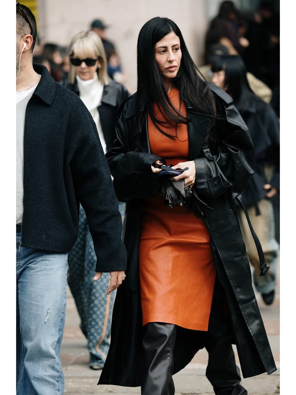 Frau Mailand Fashionweek in orangenen Kleid