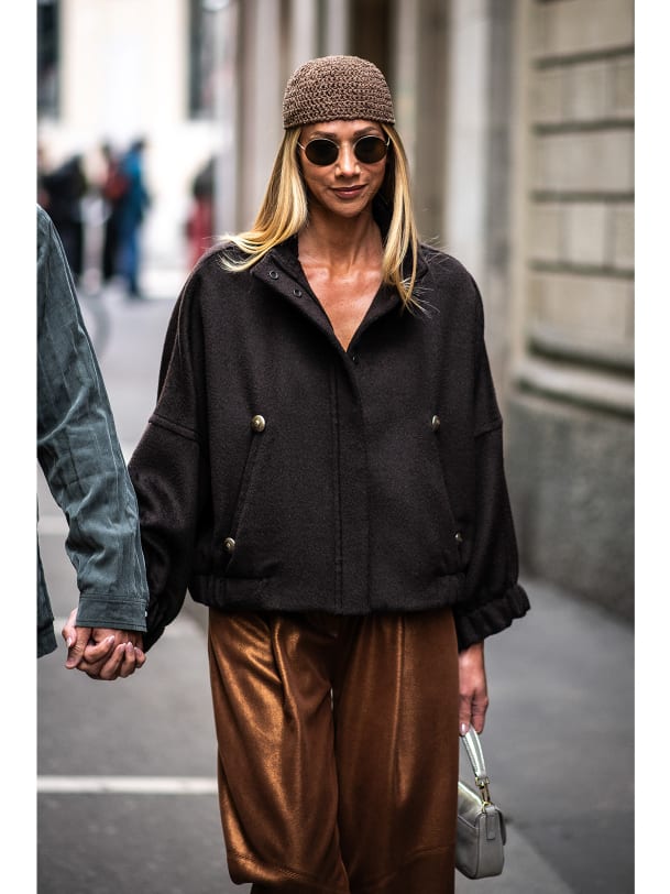 Frau mit beiger Kopfbedeckung in Mailand Streetstyle Fashionweek