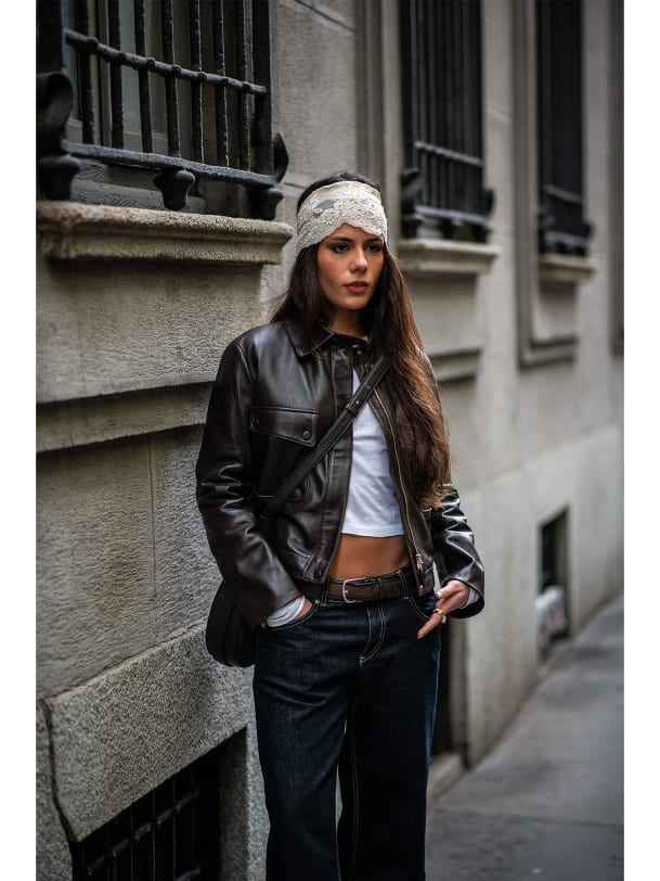 Frau mit Kopfbedeckung aus Spitze Streetstyle Mailand Fashionweek