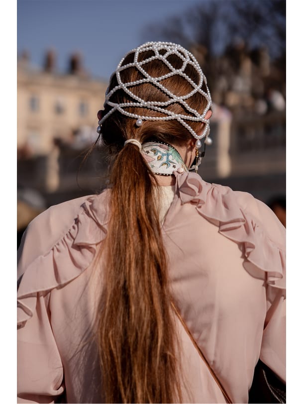 Frau mit Kopfbedeckung aus Perlen Streetstyle Fashionweek Paris
