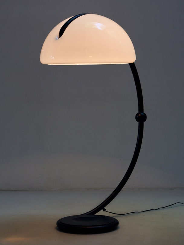 Stehlampe in dunklem Raum mit grafischem Schirm annabelle