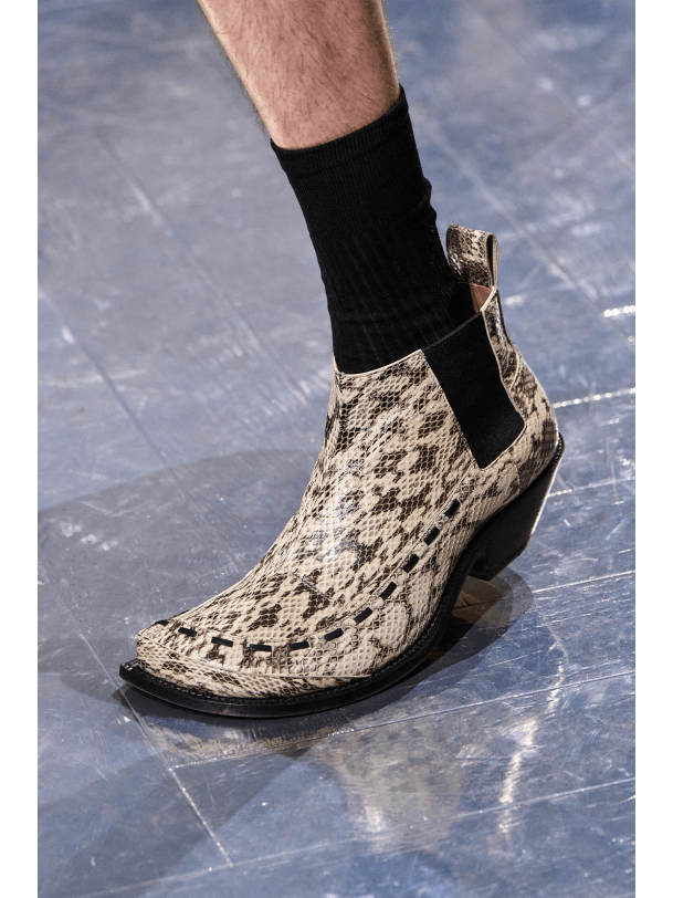 Schuh mit Schlangenmuster