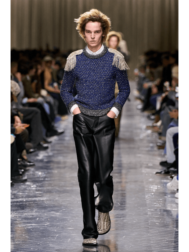 Mann in Lederhosen und Pullover