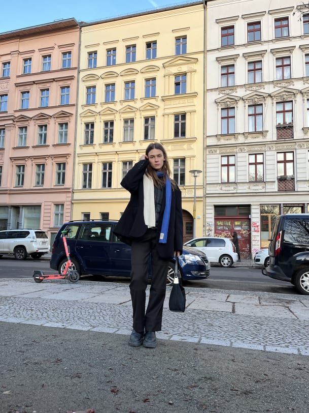 Isis-Maria Niedecken steht vor einer Häuserreihe in Berlin