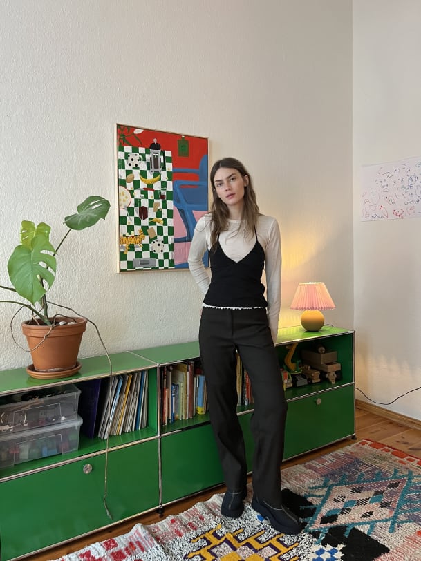 Isis-Maria Niedecken vor einem grünen USM-Haller-Sideboard