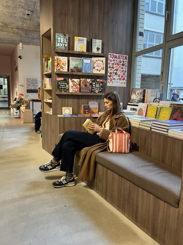 Isis-Maria Niedecken liest ein Buch