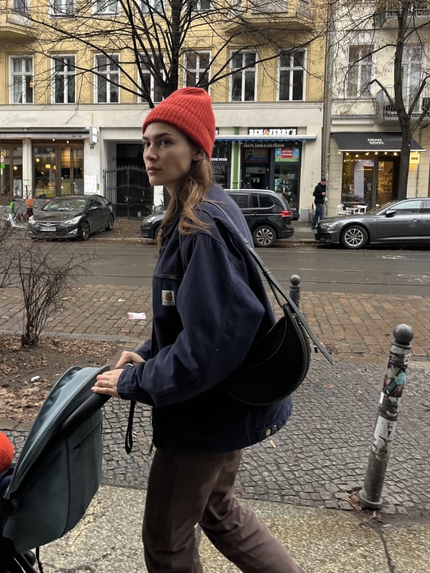 Isis-Maria Niedecken schiebt einen Kinderwagen