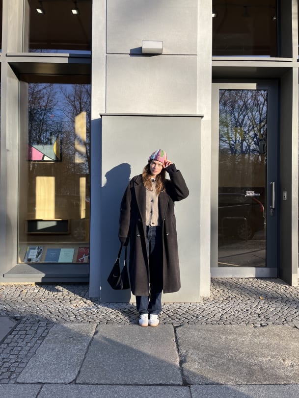 Isis-Maria Niedecken steht in der Sonne