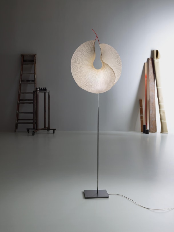 Stehlampe mit geschwungenem Lampenschirm leuchtend in Atelier annabelle