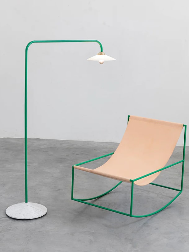 Grüne Stehlampe mit beigem Sessel annabelle