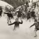 Bergbauernkinder beim Spielen im Schnee, Etzlital, Kanton Uri, 1945