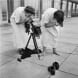 Schülerinnen der Fachklasse für Fotografie an der Kunstgewerbeschule Zürich bei praktischen Übungen, circa 1940.