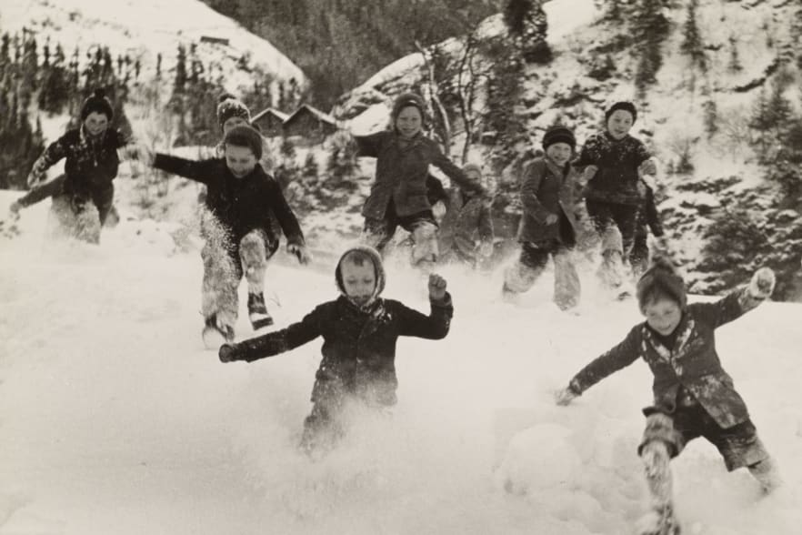 Bergbauernkinder beim Spielen im Schnee, Etzlital, Kanton Uri, 1945