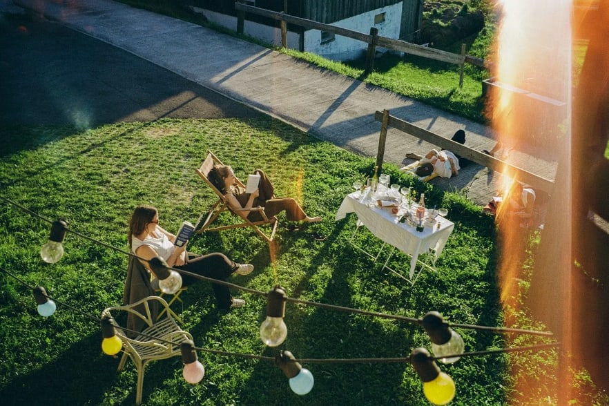 Garten mit grüner Wiese auf der Frauen Lesen