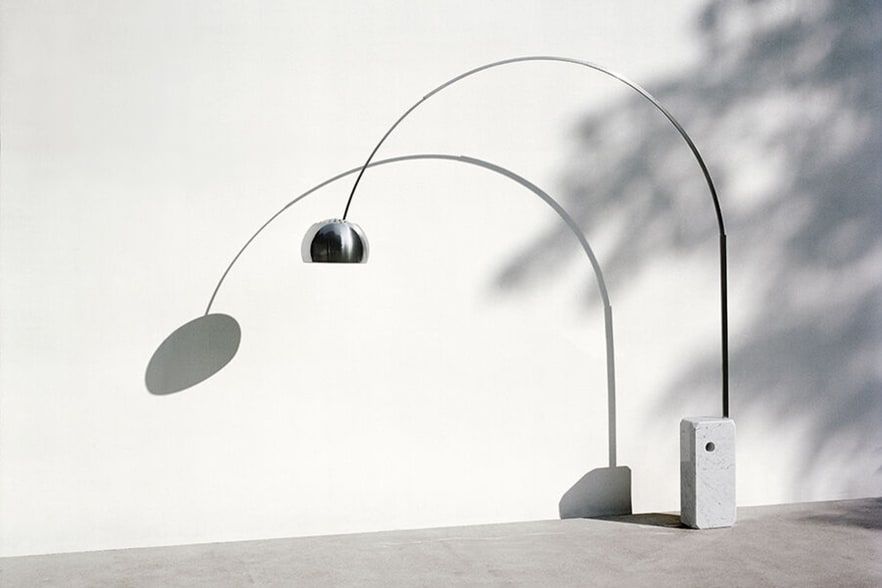 Bogenlampe im Sonnenlicht mit Schatten annabelle