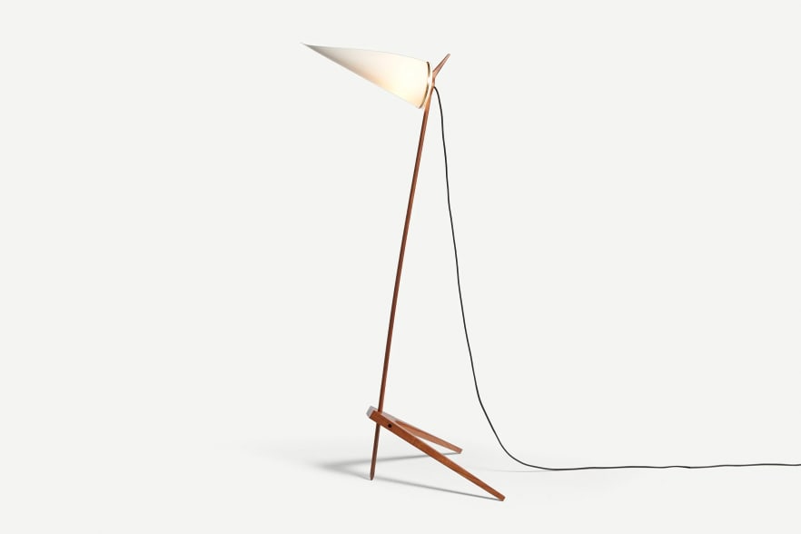 Stehlampe aus Holz mit spitzem Lampenschirm annabelle