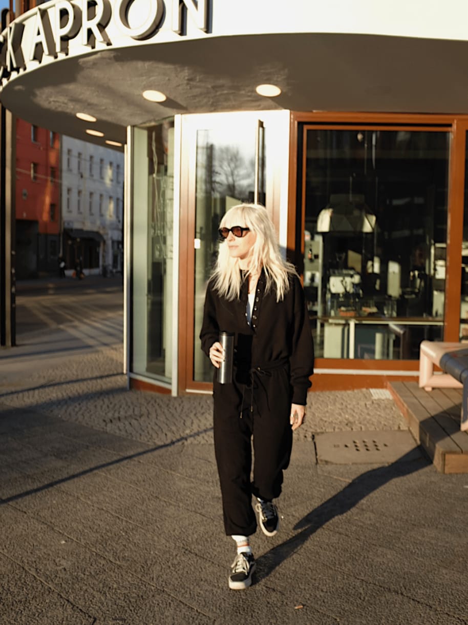 Cloudy Zakrocki vor dem Black Apron in Berlin