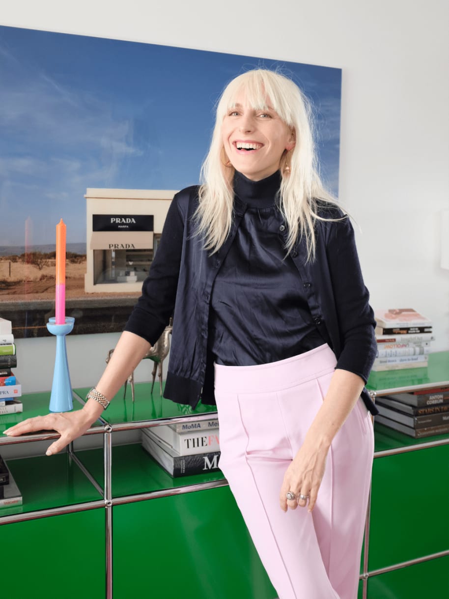 Cloudy Zakrocki in Dorothee Schumacher zuhause in Berlin vor USM