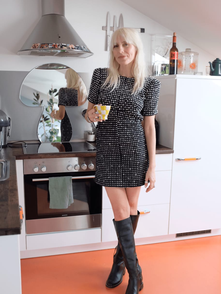 Cloudy Zakrocki mit Tasse von Hand in Hand in Berlin