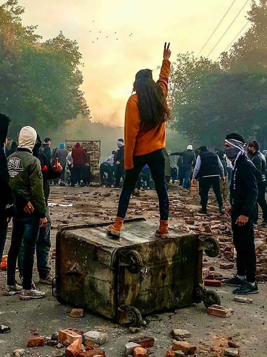 Frau protestiert ohne Hijab in Bukan umgeben von anderen Demonstrant:innen für die Freiheit von Frauen annabelle