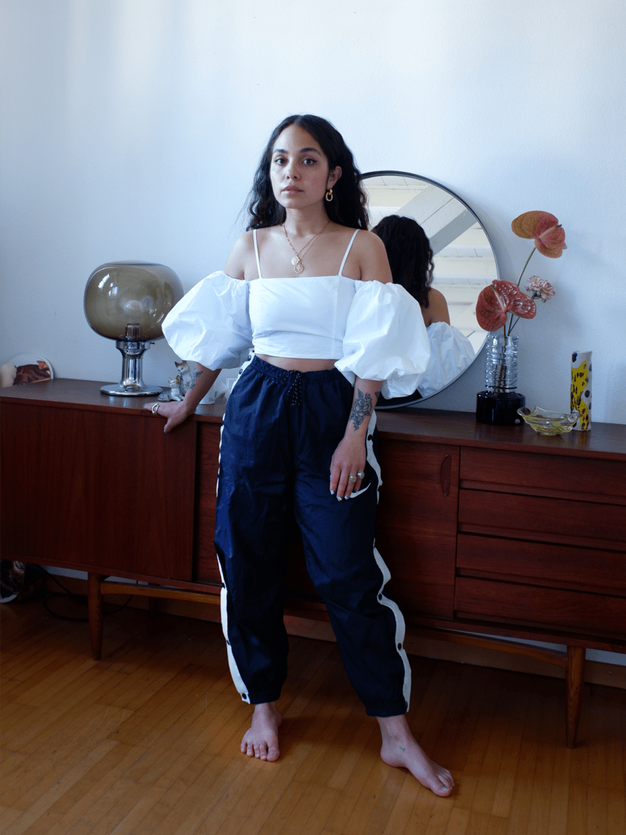 Jenni Tschugmell vor ihrem dänischen Sideboard zuhause in Zürich