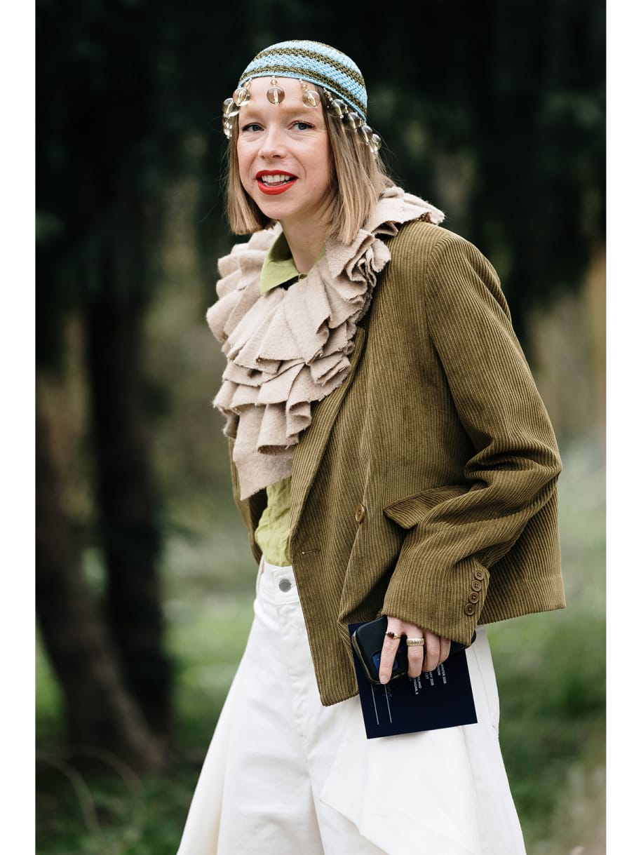 Frau mit bunter Kopfbedeckung Streetstyle Mailand