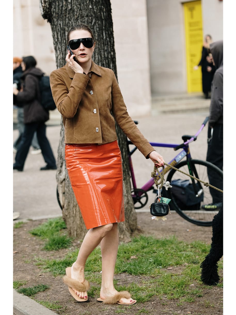 Streetstyle Fashionweek Frau mit orangenen Rock