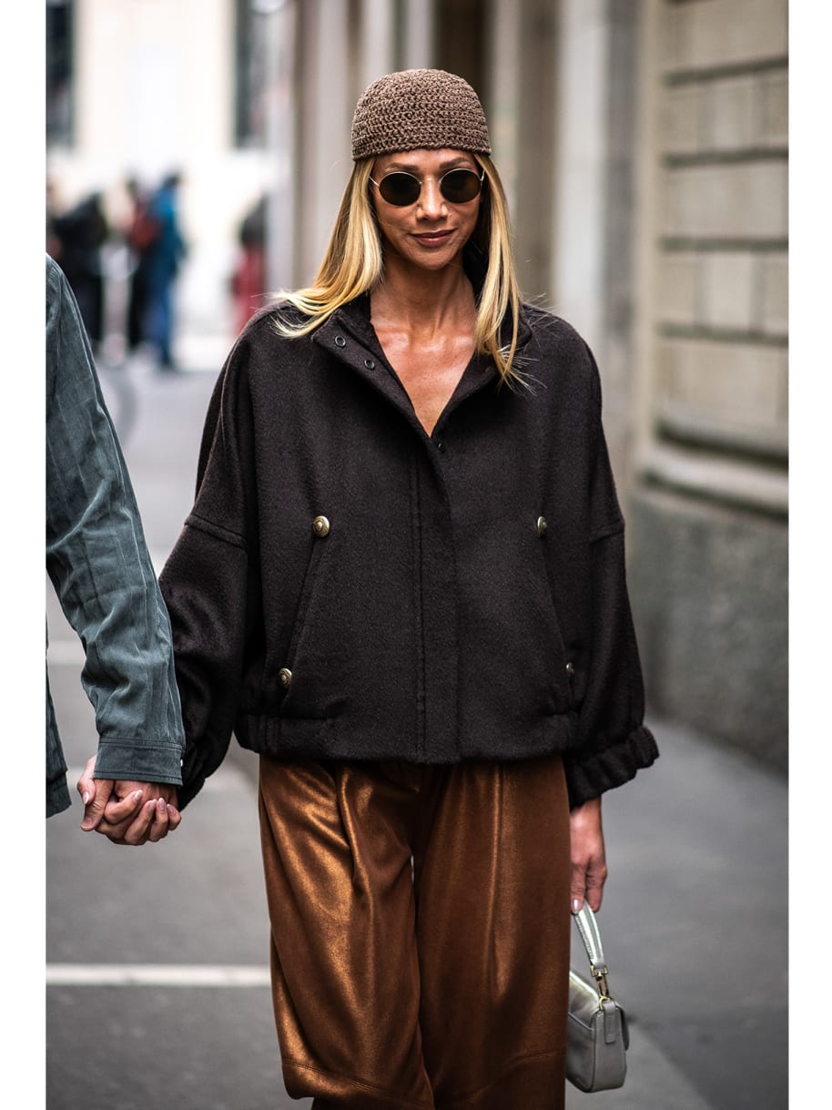Frau mit beiger Kopfbedeckung in Mailand Streetstyle Fashionweek