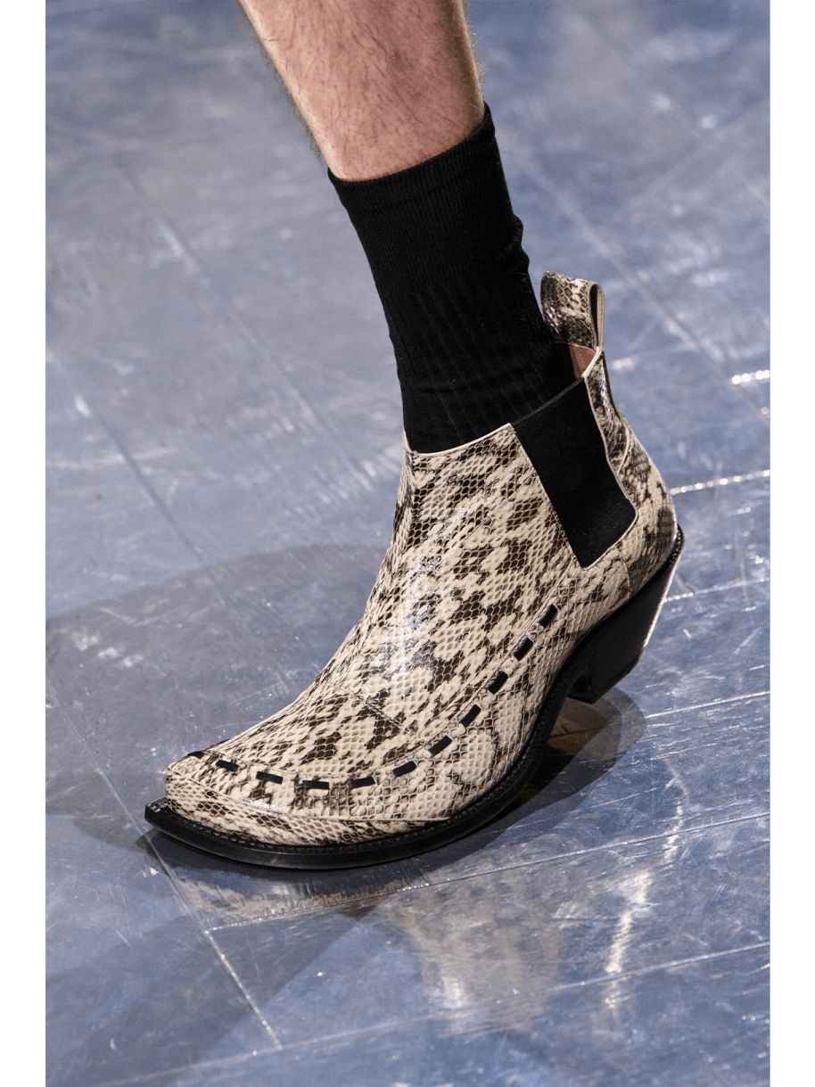 Schuh mit Schlangenmuster