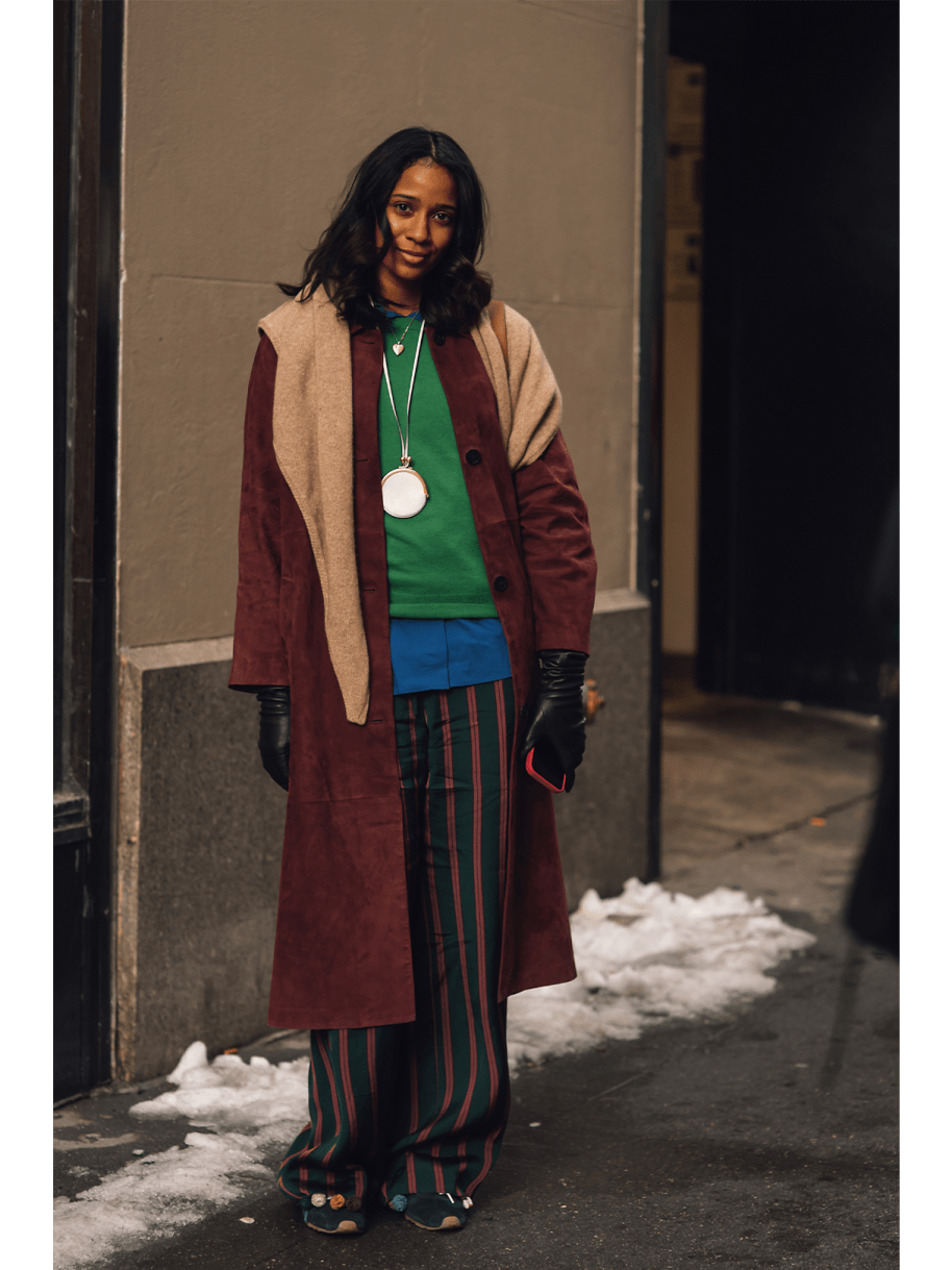 Frau in rotem Mantel