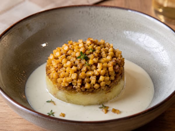 Pomme de terre farcie au lard, sauce Reblochon