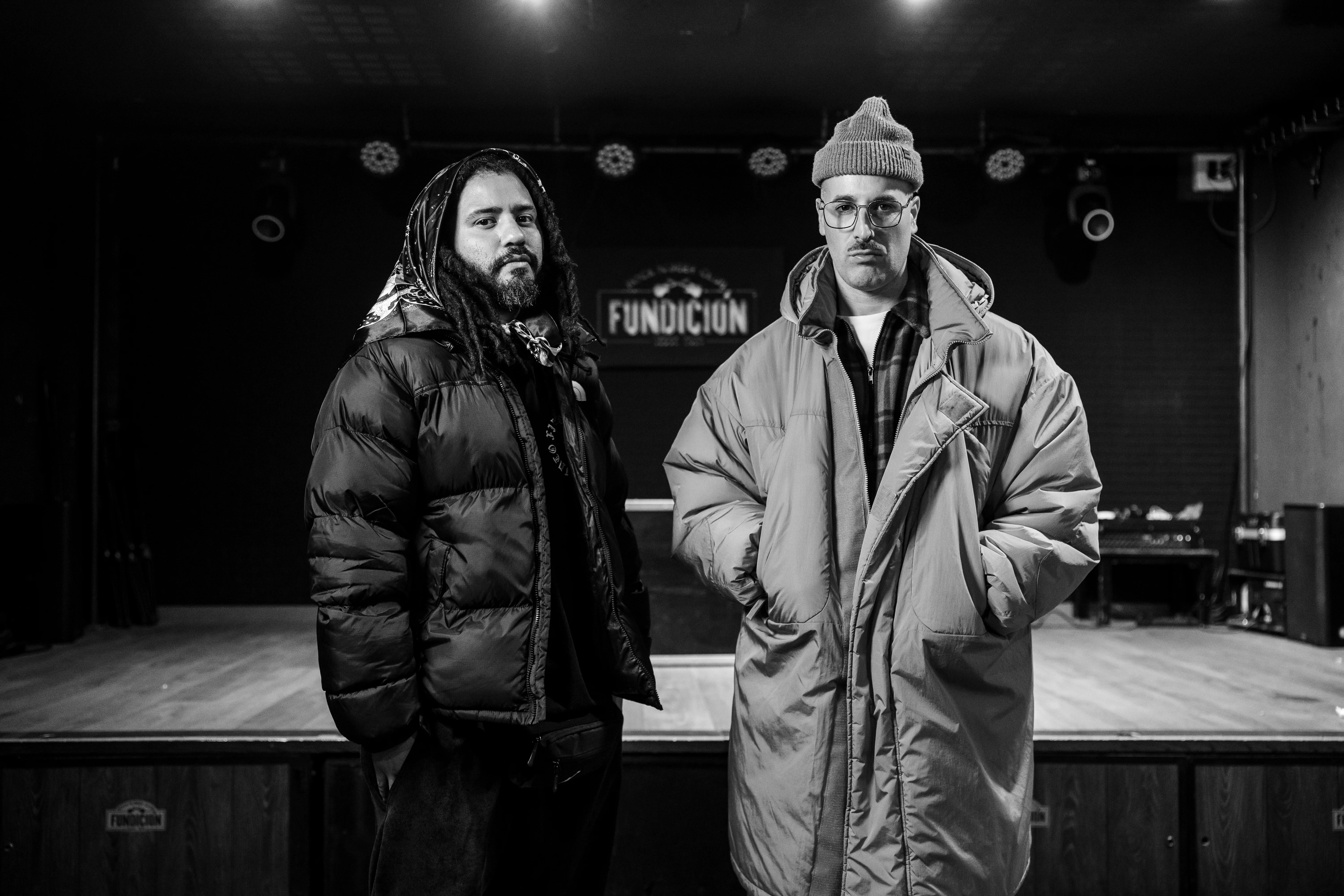 Artista de Vato Fino Records sobre el escenario durante un show en vivo