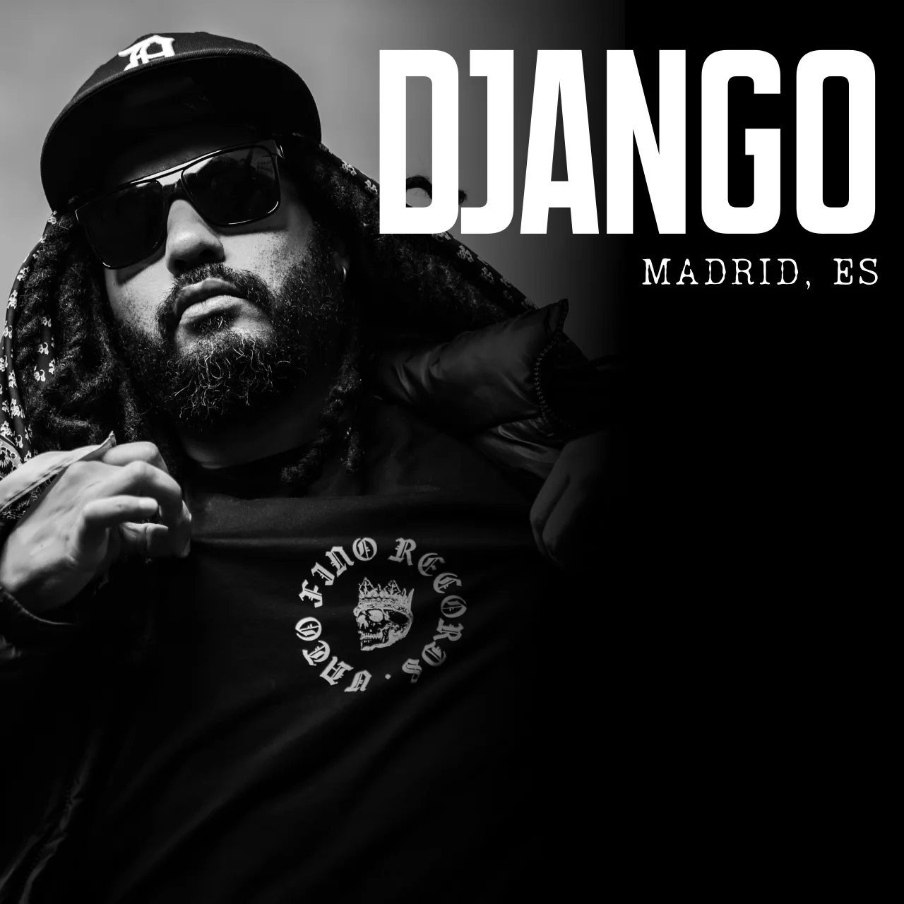 Retrato en blanco y negro de Django, rapero y autor de Vato Fino Records