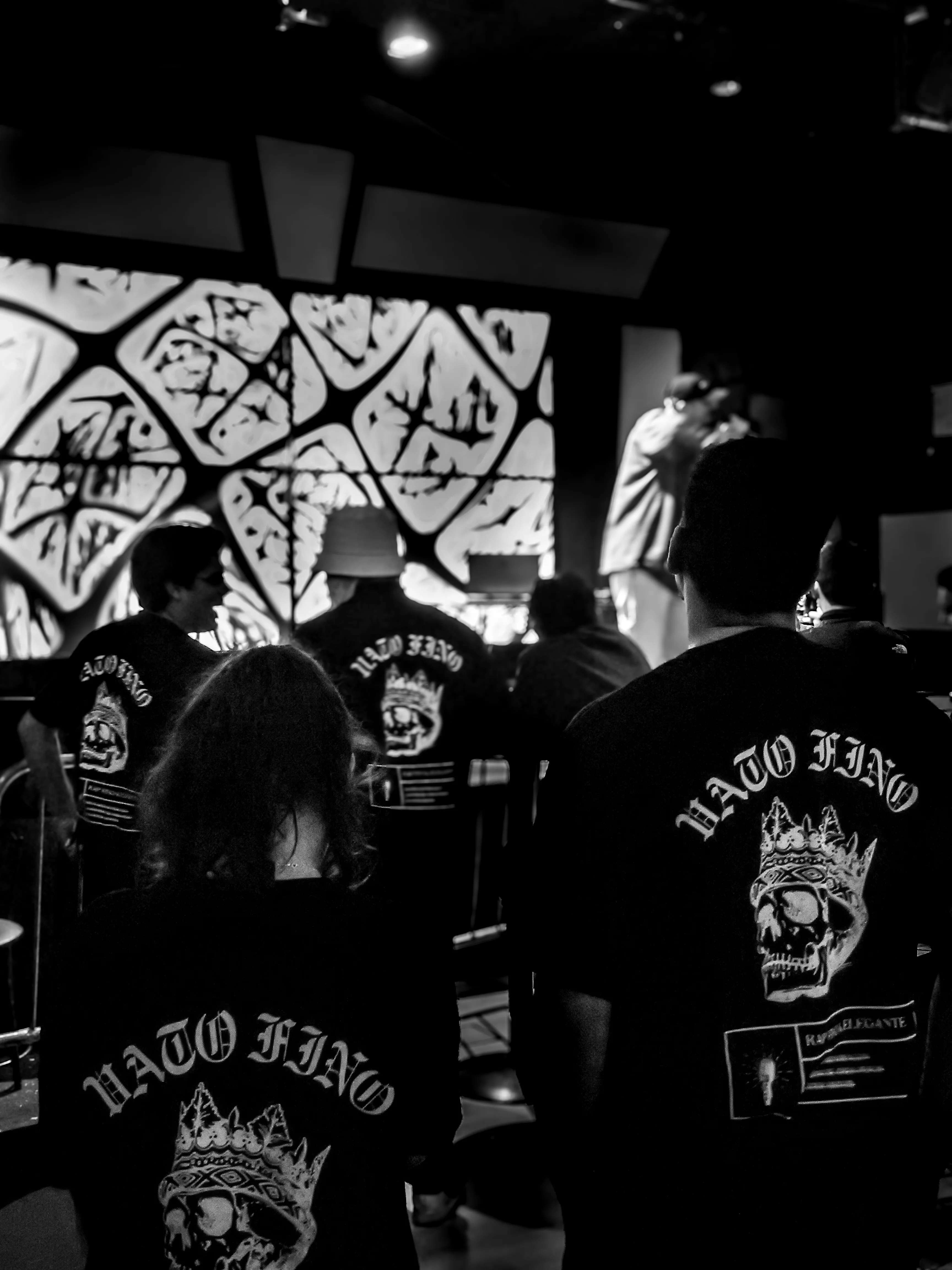 El equipo de Vato Fino Records trabajando en el estudio