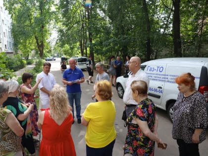 Председатель Общественной палаты городского округа Мытищи Игорь Савош вместе с председателем комиссии по строительству, ЖКХ и благоустройству провели встречу с жителями дома № 15