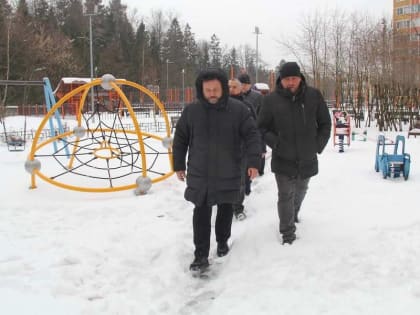 Первый заместитель главы Константин Савченко провел обход микрорайонов Школьный и Тополек