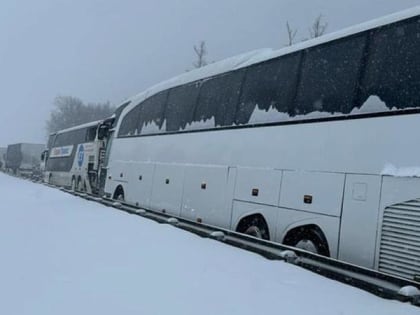 Два пассажирских автобуса столкнулись на трассе в южном Подмосковье
