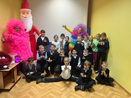 Новогоднее волшебство в Дворце культуры: Мастер-класс по росписи игрушек для зарайских детишек