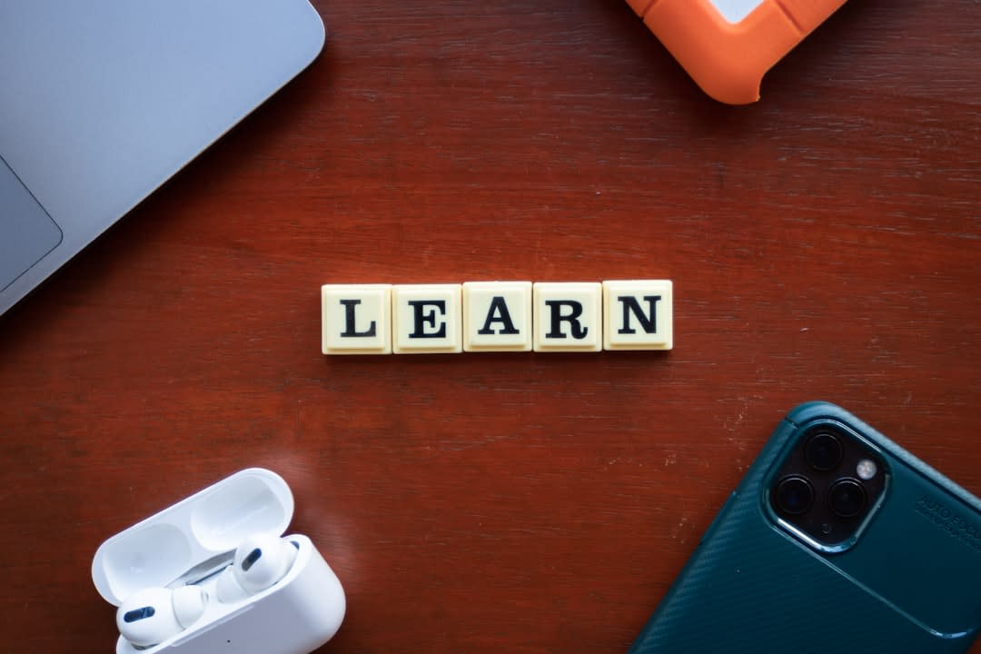 Illustration of transfer learning in a tech workspace