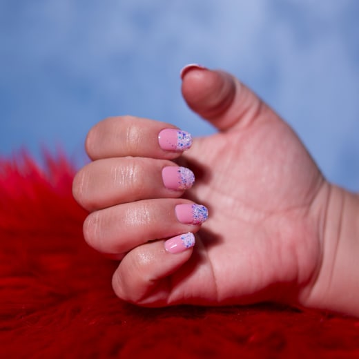 Uñas en tonos rosa y lila con acabado brillante