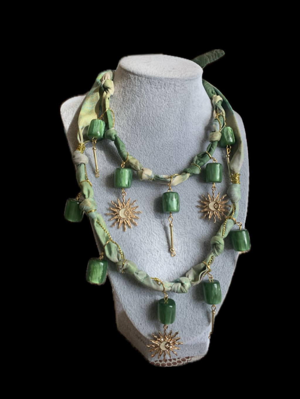 ხელნაკეთი ყელსაბამი